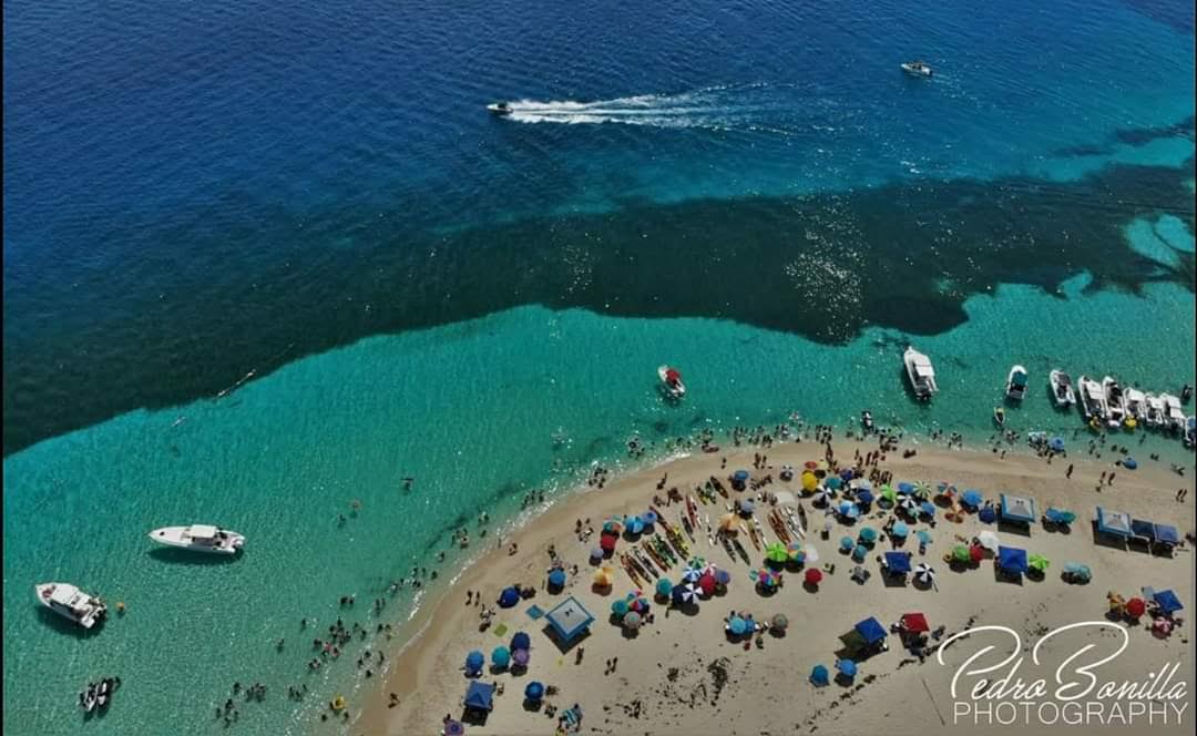 Load video: Club Aqua Sports Kayaks con Famiia Kayake en Cayo Icacos en Fajardo. Una Remada de 4 MIllas ida y Vuelta